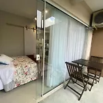 Charmoso E Aconchegante, Pertinho Da Praia